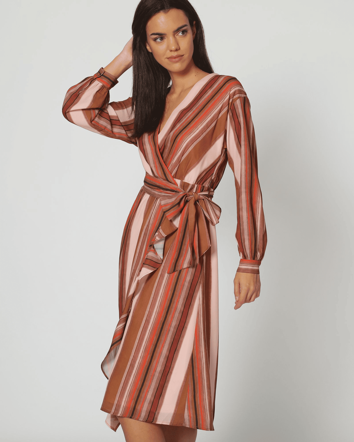 Vestido midi mujer cruzado rayas estilo casual elegante, lazo en cintura, manga larga, tela suave, ideal oficina, eventos y uso diario, disponible talla 38, marrón, cómodo versátil ✅Entrega 24/48h