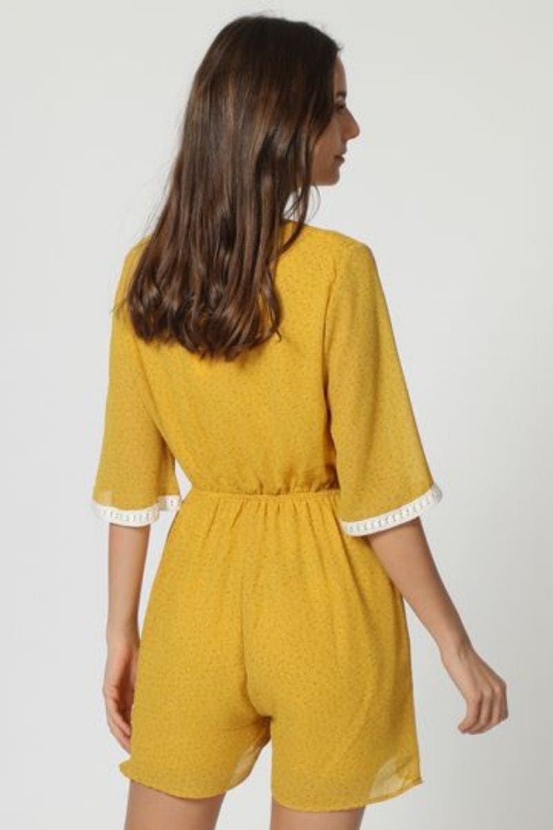 Mono corto mujer, short jumpsuit, diseño manga mariposa, escote cruzado, cintura elástica, estilo casual, tejido ligero, color mostaza, talla 36, ideal verano, cómodo y versátil ✅Entrega 24/48h