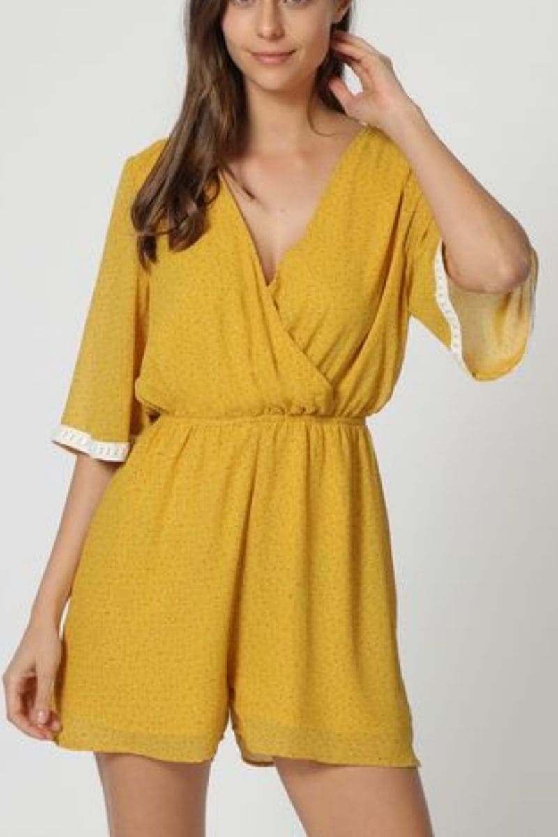 Mono corto mujer, short jumpsuit, diseño manga mariposa, escote cruzado, cintura elástica, estilo casual, tejido ligero, color mostaza, talla 36, ideal verano, cómodo y versátil ✅Entrega 24/48h