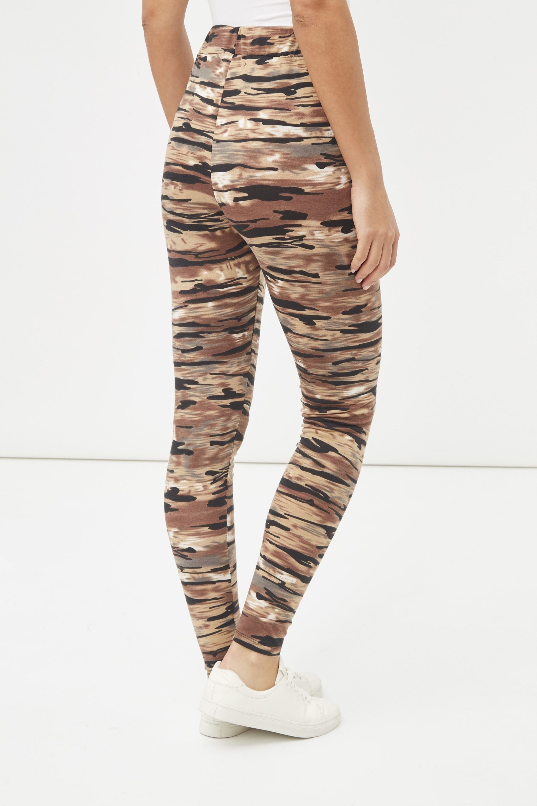 Leggings mujer camuflaje marrón, pantalón deportivo casual, tejido suave ligero, modelo tiro alto, estilo urbano, cómodo versátil, disponible talla 38, ideal outfits modernos, look athleisure ✅Entrega 24/48h