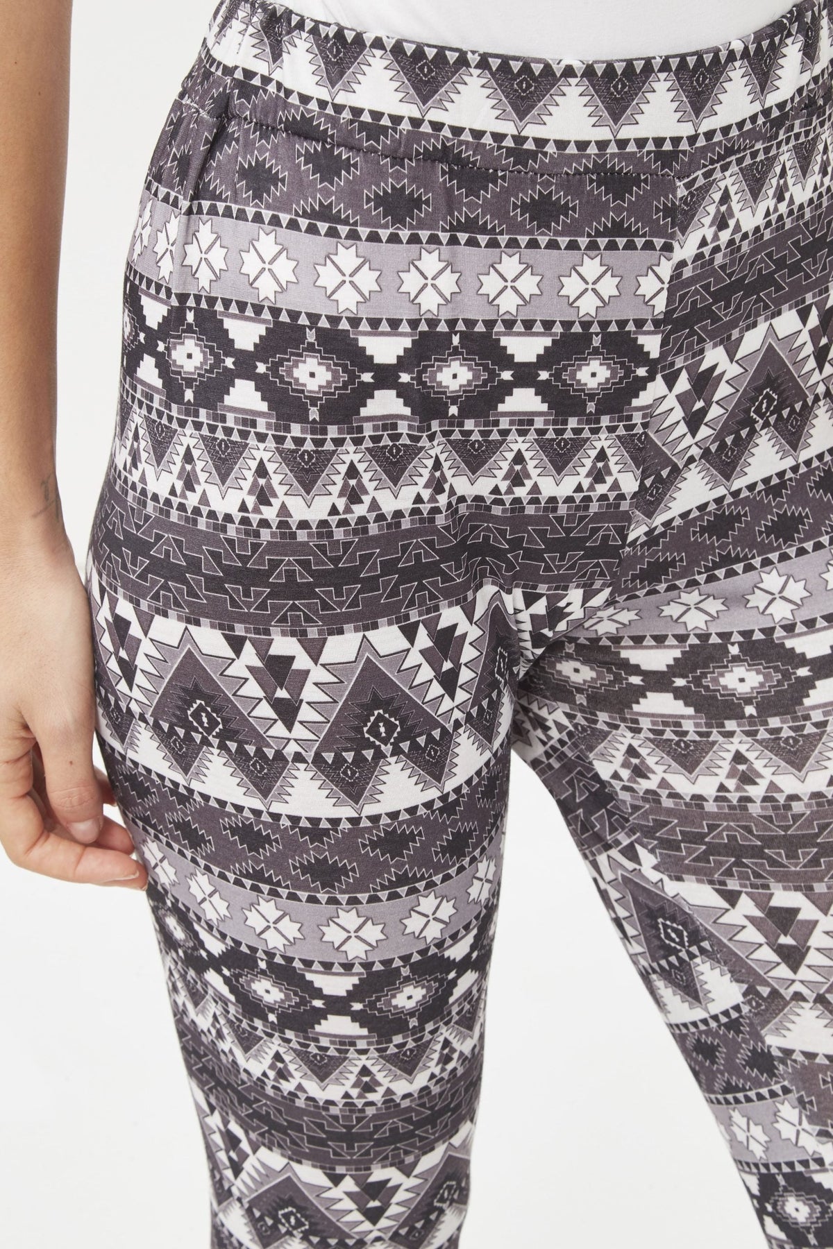 Leggings mujer tallas grandes, pantalón stretch, diseño tribal blanco negro, elástico, suave, look moderno cómodo, ideal outfits urbanos, fácil combinar blusas y deportivas, talla 38, moda versátil diaria✅Entrega 24/48h