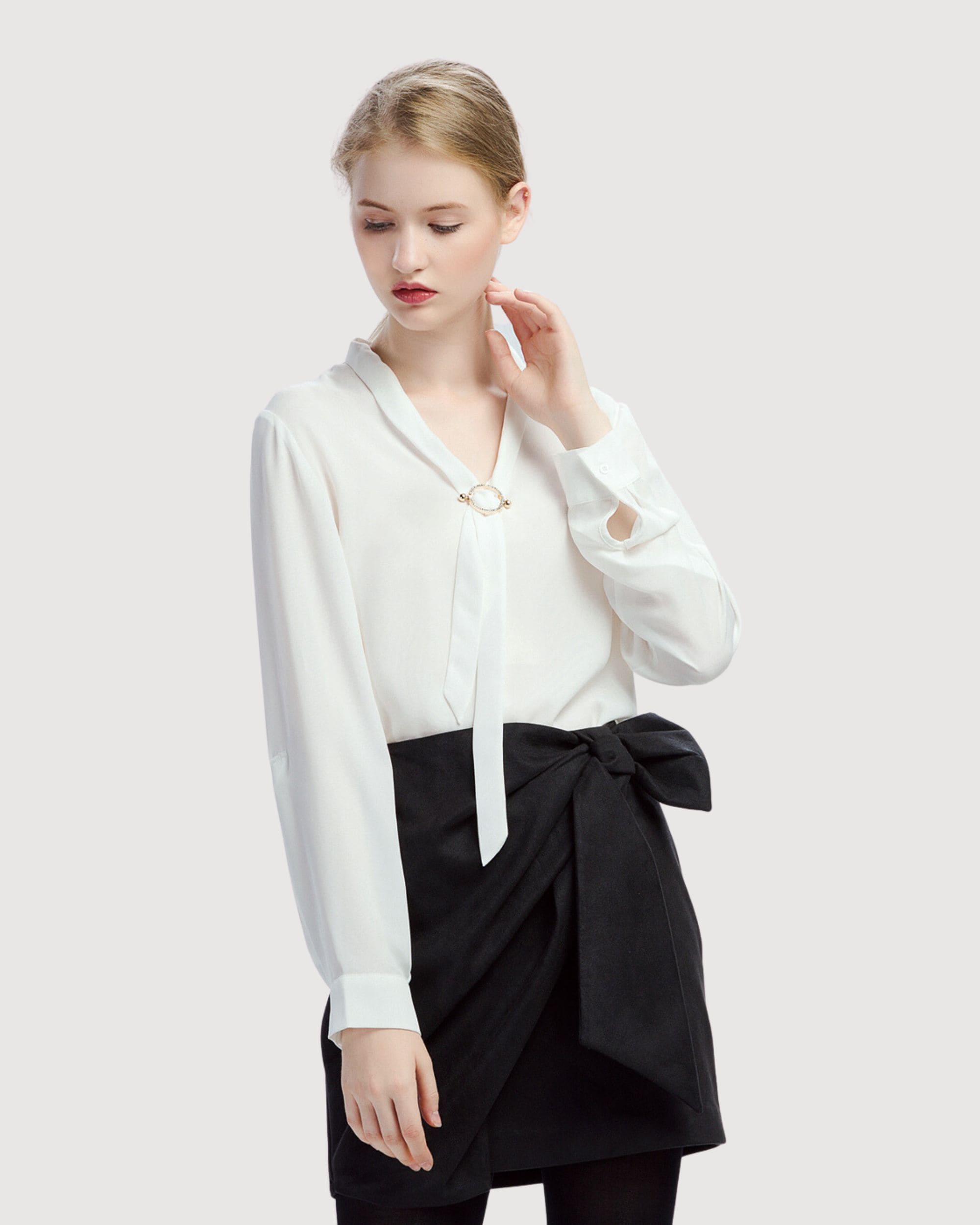 Blusa femenina elegante, top manga larga, cuello lazo metálico, textura suave, corte regular, estilo oficina, casual, color blanco, talla 36, combina con faldas o pantalones, sofisticada y cómoda ✅Entrega 24/48h