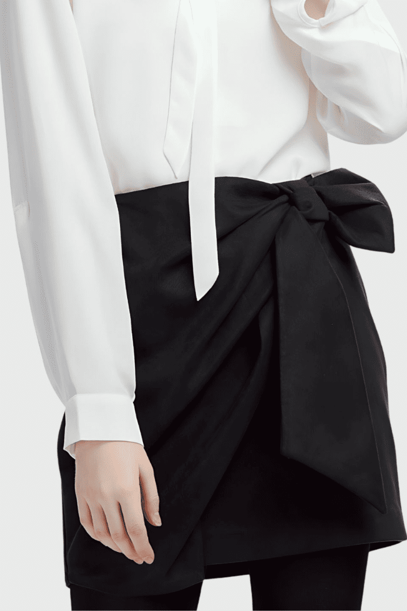 Blusa femenina elegante, top manga larga, cuello lazo metálico, textura suave, corte regular, estilo oficina, casual, color blanco, talla 36, combina con faldas o pantalones, sofisticada y cómoda ✅Entrega 24/48h