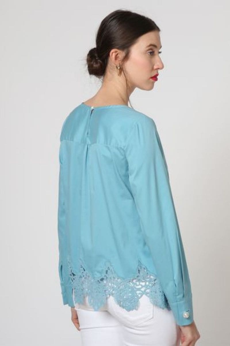 Blusa algodón mujer, top elegante, detalle guipur bajo, manga larga, cuello redondo, cierre botones traseros, cómoda y versátil, modelo LA-230048, talla 38, color azul, ideal looks casuales y formales ✅Entrega 24/48h