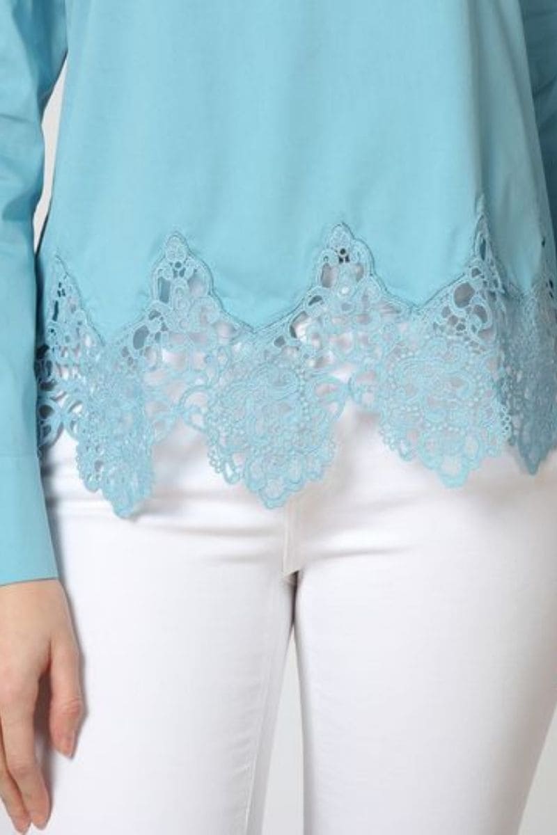 Blusa algodón mujer, top elegante, detalle guipur bajo, manga larga, cuello redondo, cierre botones traseros, cómoda y versátil, modelo LA-230048, talla 38, color azul, ideal looks casuales y formales ✅Entrega 24/48h