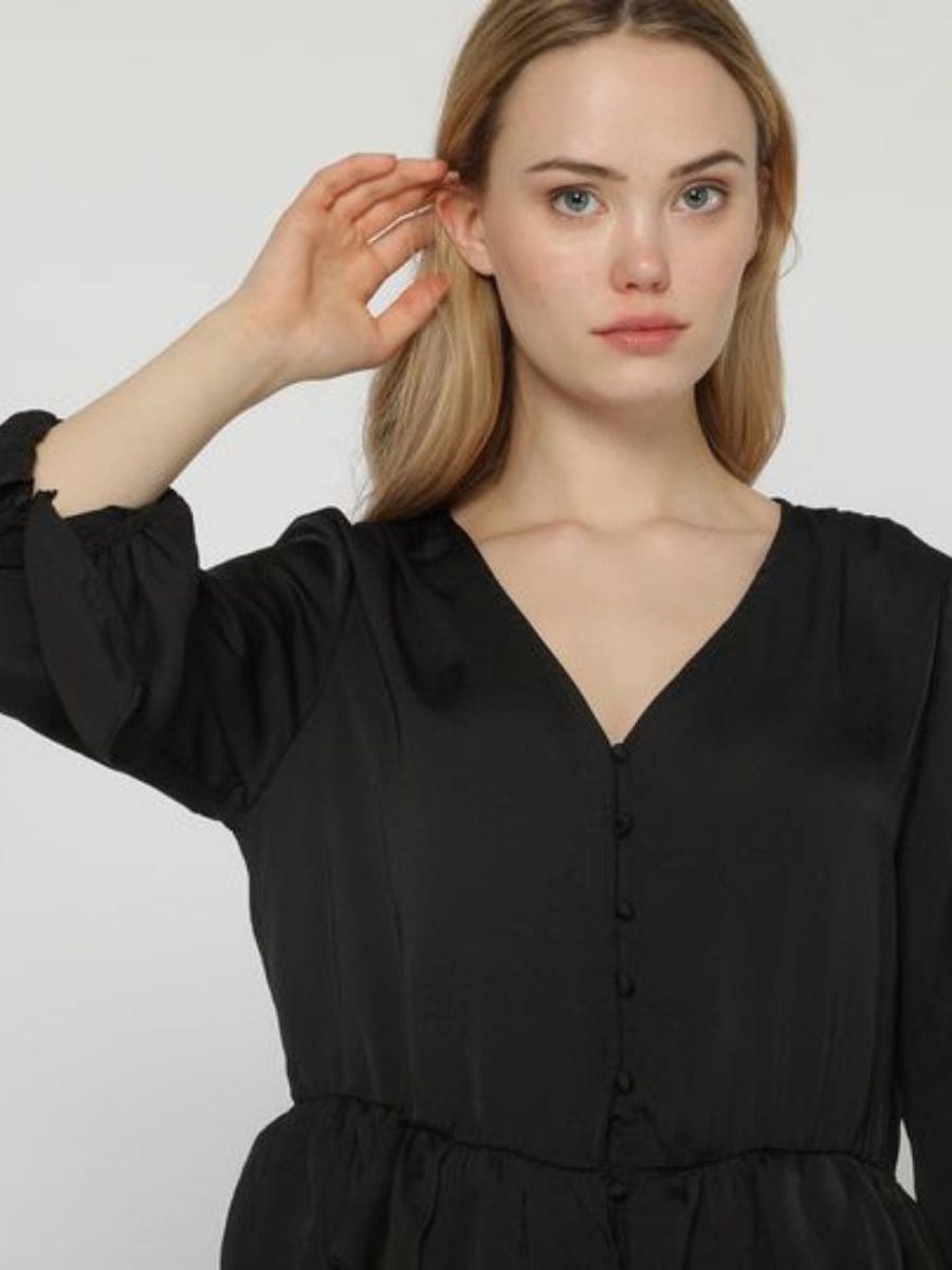 Blusa mujer, top elegante, acabado satinado, cuello pico, manga larga, volantes, cierre botones, modelo LA-230110, talla 38, perfecta oficina evento casual, color negro, fácil combinar ✅Entrega 24/48h