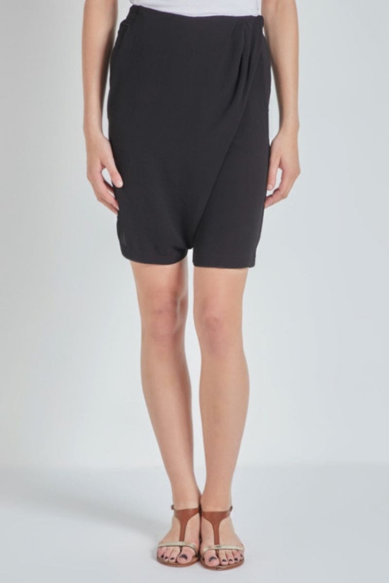 Falda corta cruzada mujer, minifalda elegante fluida, tela ligera, estilo sofisticado, corte wrap, color negro, talla 38, versátil urbana casual, fácil combinar, ideal eventos y día a día ✅Entrega 24/48h