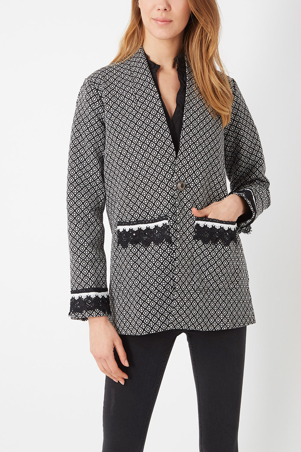 Blazer mujer, chaqueta elegante, estampado geométrico, detalles encaje, bolsillos delanteros, manga larga, tejido suave, corte clásico, color negro/blanco, talla 38, look oficina o casual. ✅Entrega 24/48h