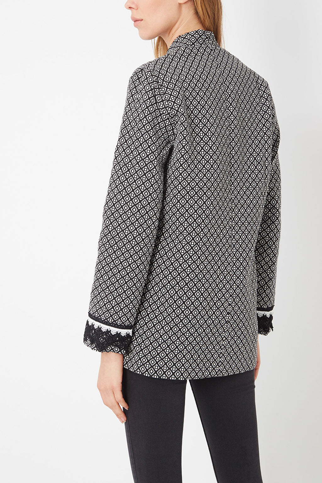 Blazer mujer, chaqueta elegante, estampado geométrico, detalles encaje, bolsillos delanteros, manga larga, tejido suave, corte clásico, color negro/blanco, talla 38, look oficina o casual. ✅Entrega 24/48h