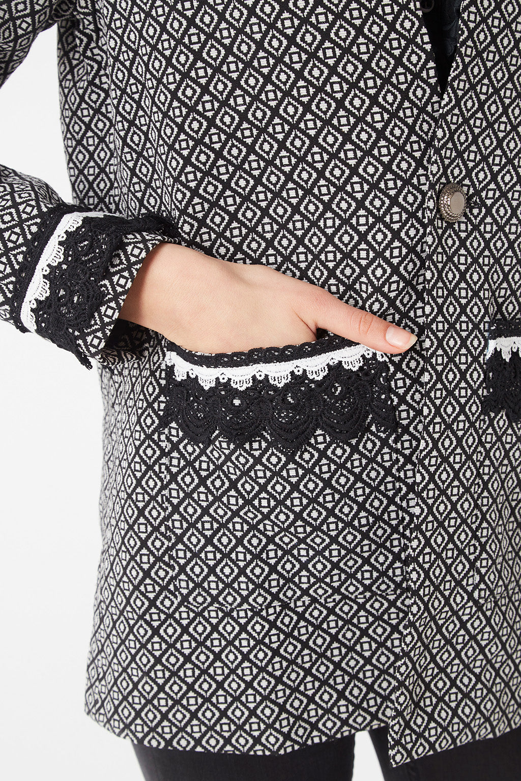 Blazer mujer, chaqueta elegante, estampado geométrico, detalles encaje, bolsillos delanteros, manga larga, tejido suave, corte clásico, color negro/blanco, talla 38, look oficina o casual. ✅Entrega 24/48h