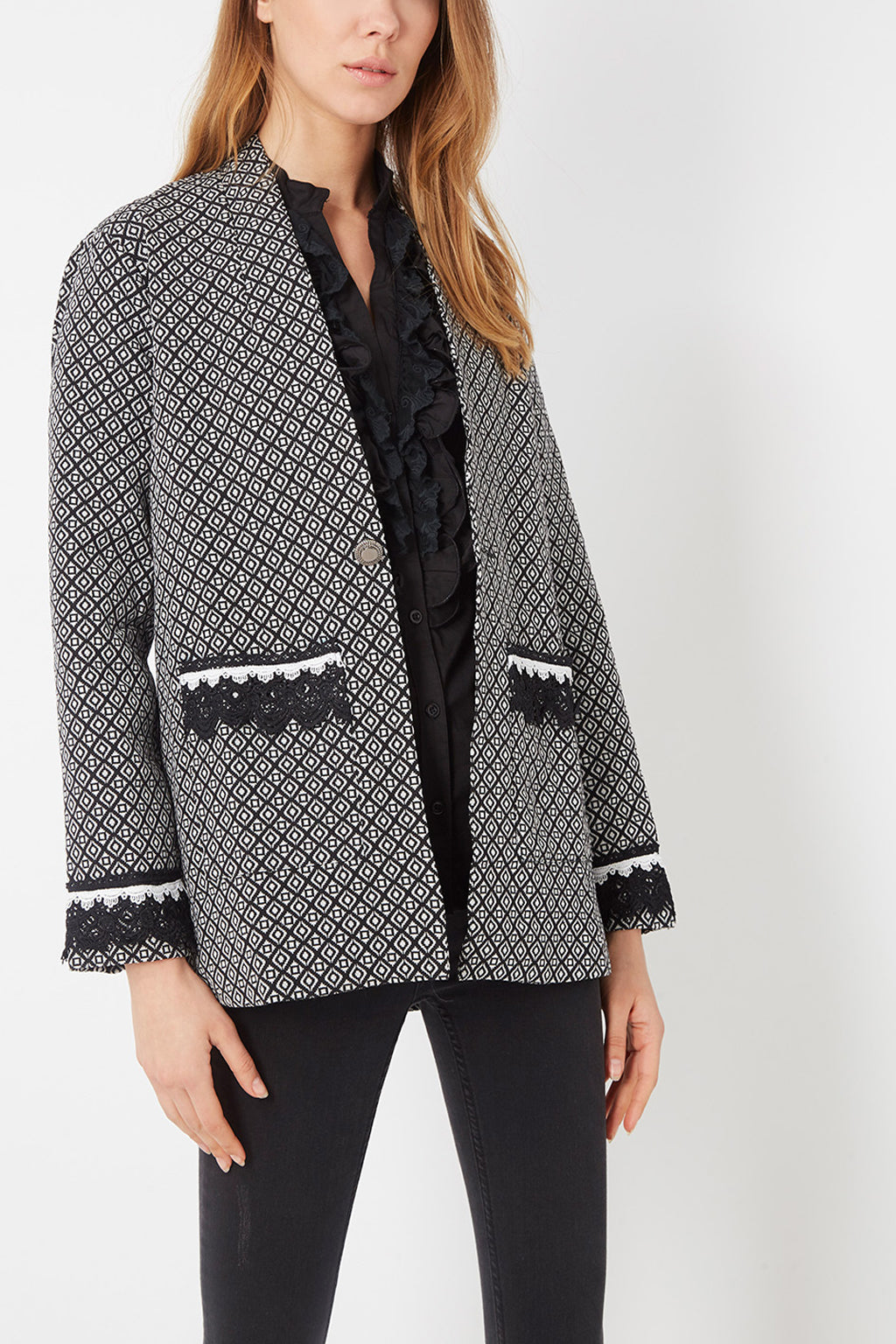 Blazer mujer, chaqueta elegante, estampado geométrico, detalles encaje, bolsillos delanteros, manga larga, tejido suave, corte clásico, color negro/blanco, talla 38, look oficina o casual. ✅Entrega 24/48h