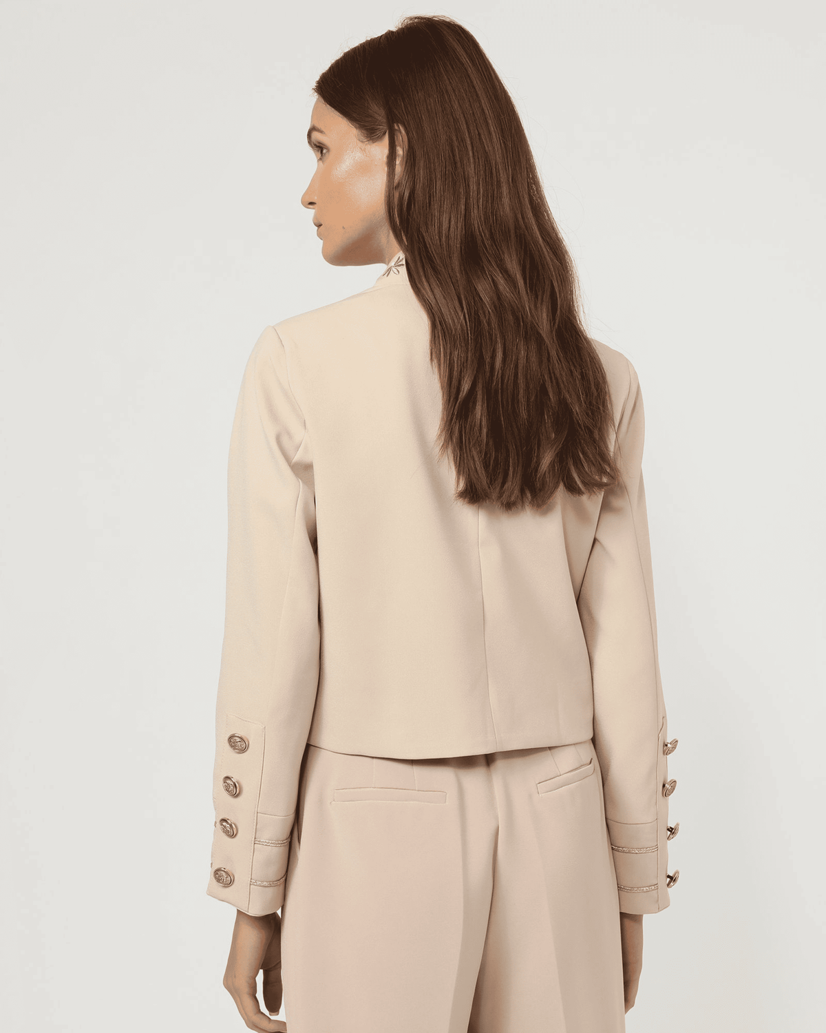 Chaqueta mujer elegante bordada, blazer casual, botones metálicos, cuello mao, ajuste entallado, estilo formal y urbano, color beige, talla 38, look sofisticado y cómodo ✅Entrega 24/48h