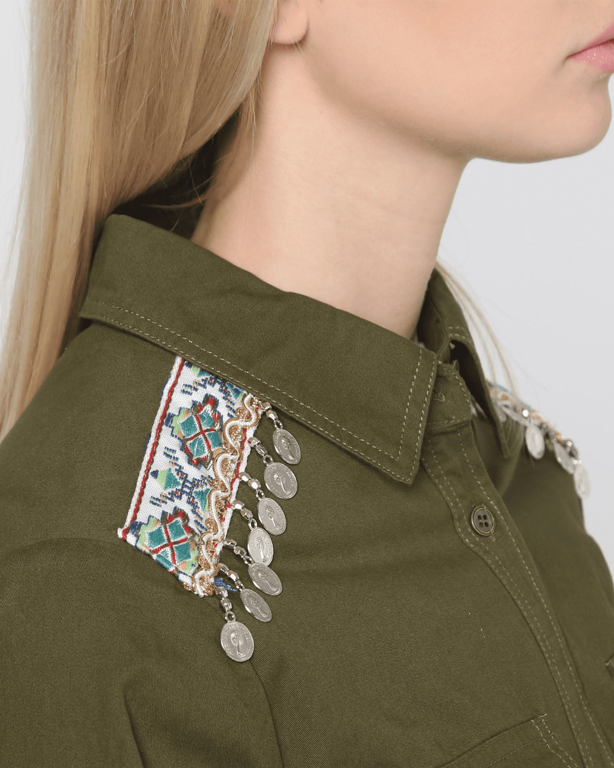Chaqueta mujer casual, jacket algodón, botones metálicos decorativos, bolsillos frontales, hombros joya, moderna, versátil, color verde, talla 38, ideal entretiempo, look urbano elegante, ✅Entrega 24/48h