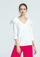 Blusa mujer blanca elegante, corte recto, cuello pico, manga larga, detalle plumas en hombro, talla 36, diseño liso, ideal outfits formales o casual, cómoda y sofisticada ✅Entrega 24/48h