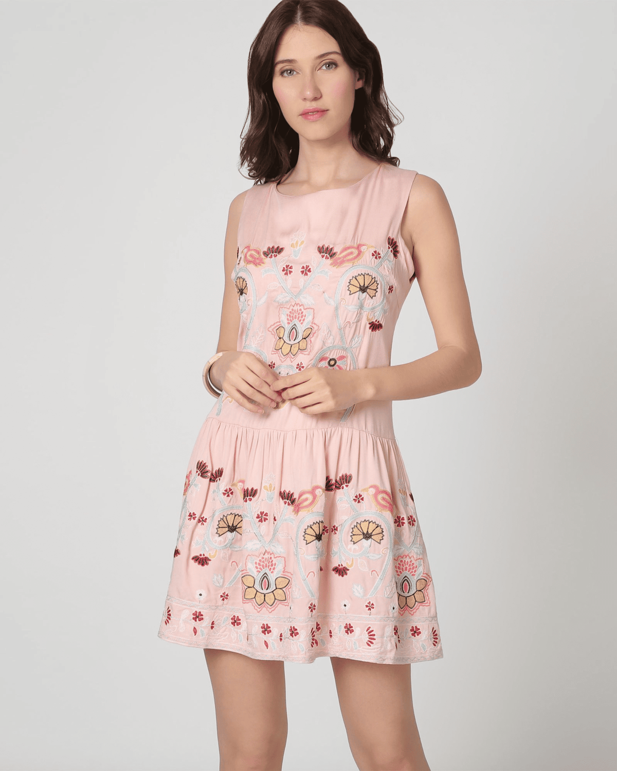 Vestido corto bohemio, dress sin mangas, falda vuelo, delicados bordados, algodón suave, corte recto, estilo casual, color rosa claro, talla 38, cómodo, versátil, ideal verano ✅Entrega 24/48h