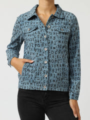 Chaqueta vaquera mujer algodón, chaqueta casual, blazer tejana, bolsillos frontales, botones, estampado tipográfico original, azul, ligera, talla 38, cómoda, urbana, versátil. ✅Entrega 24/48h