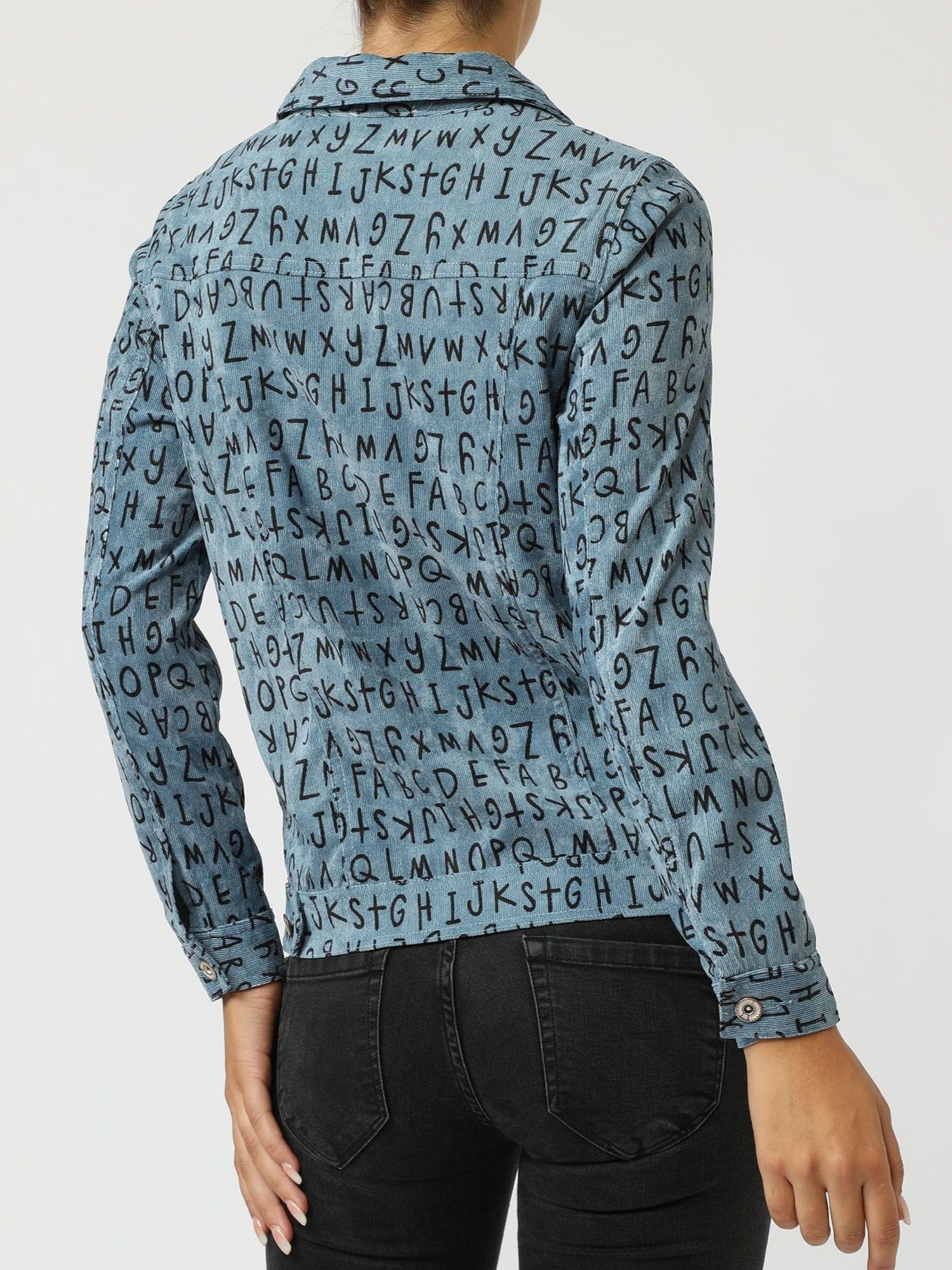 Chaqueta vaquera mujer algodón, chaqueta casual, blazer tejana, bolsillos frontales, botones, estampado tipográfico original, azul, ligera, talla 38, cómoda, urbana, versátil. ✅Entrega 24/48h