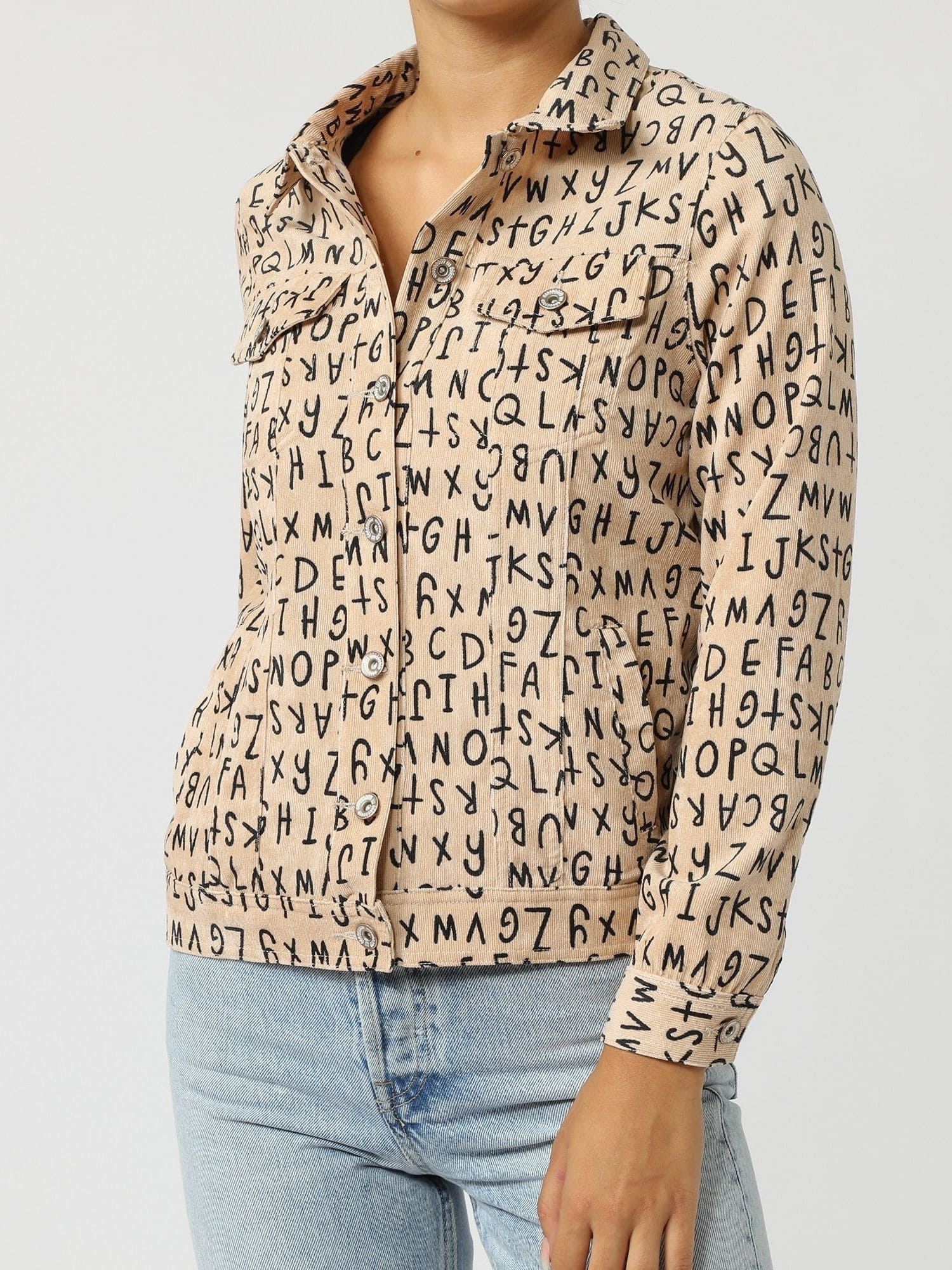 Chaqueta micropana, jacket, over shirt, estampado letras, bolsillos delanteros y laterales, manga larga, cierre botones, estilo casual, talla 38, color beige, cómoda y moderna ✅Entrega 24/48h
