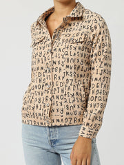 Chaqueta micropana, jacket, over shirt, estampado letras, bolsillos delanteros y laterales, manga larga, cierre botones, estilo casual, talla 38, color beige, cómoda y moderna ✅Entrega 24/48h