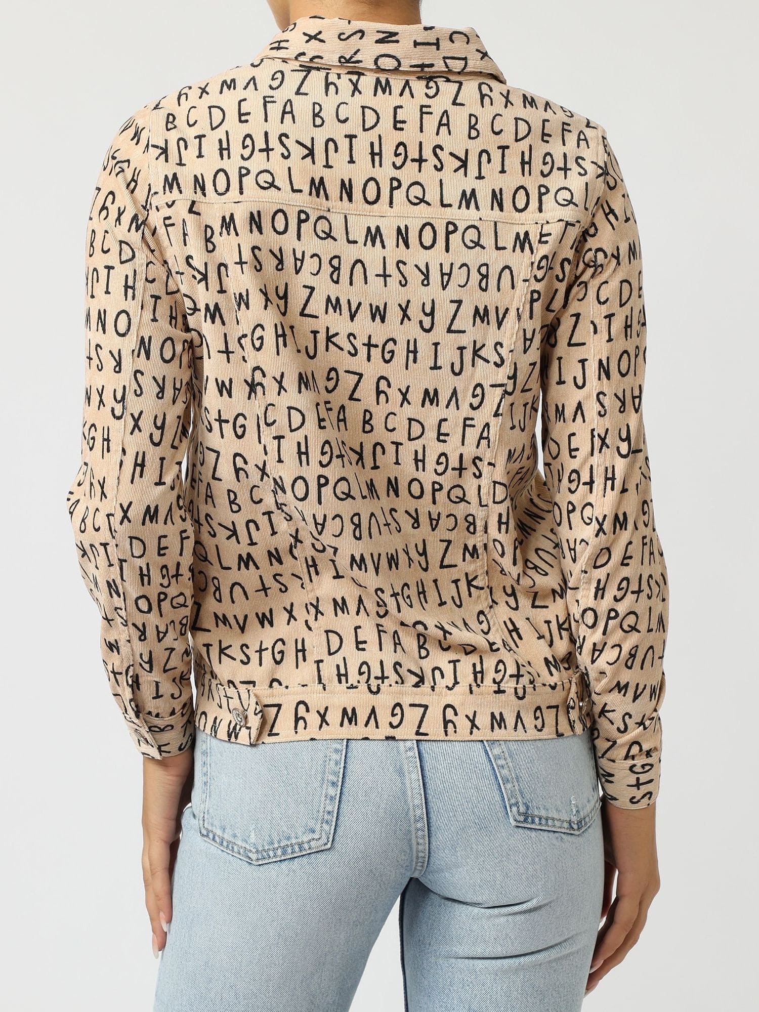 Chaqueta micropana, jacket, over shirt, estampado letras, bolsillos delanteros y laterales, manga larga, cierre botones, estilo casual, talla 38, color beige, cómoda y moderna ✅Entrega 24/48h