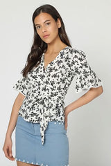 Blusa mujer floral, camisa manga corta, volantes, tiras anudar, estilo casual, corte regular, modelo La Morena, estampado flores, color blanco negro, talla 38, versátil y cómoda ✅Entrega 24/48h
