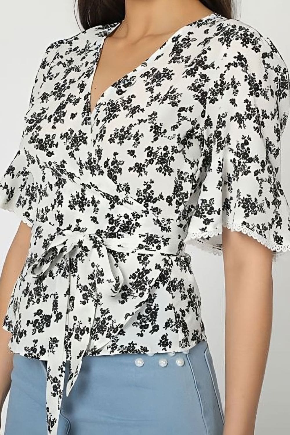 Blusa mujer floral, camisa manga corta, volantes, tiras anudar, estilo casual, corte regular, modelo La Morena, estampado flores, color blanco negro, talla 38, versátil y cómoda ✅Entrega 24/48h