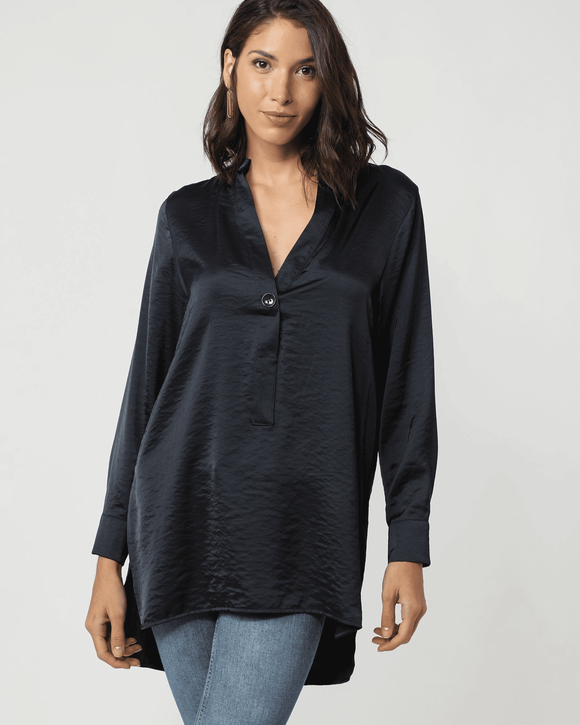 Blusa satinada negra mujer, camisa asimétrica fluida, manga larga, botón delantero, puños cerrados, cuello en pico, cómoda y elegante, talla 38 disponible, ideal outfits casuales y formales ✅Entrega 24/48h