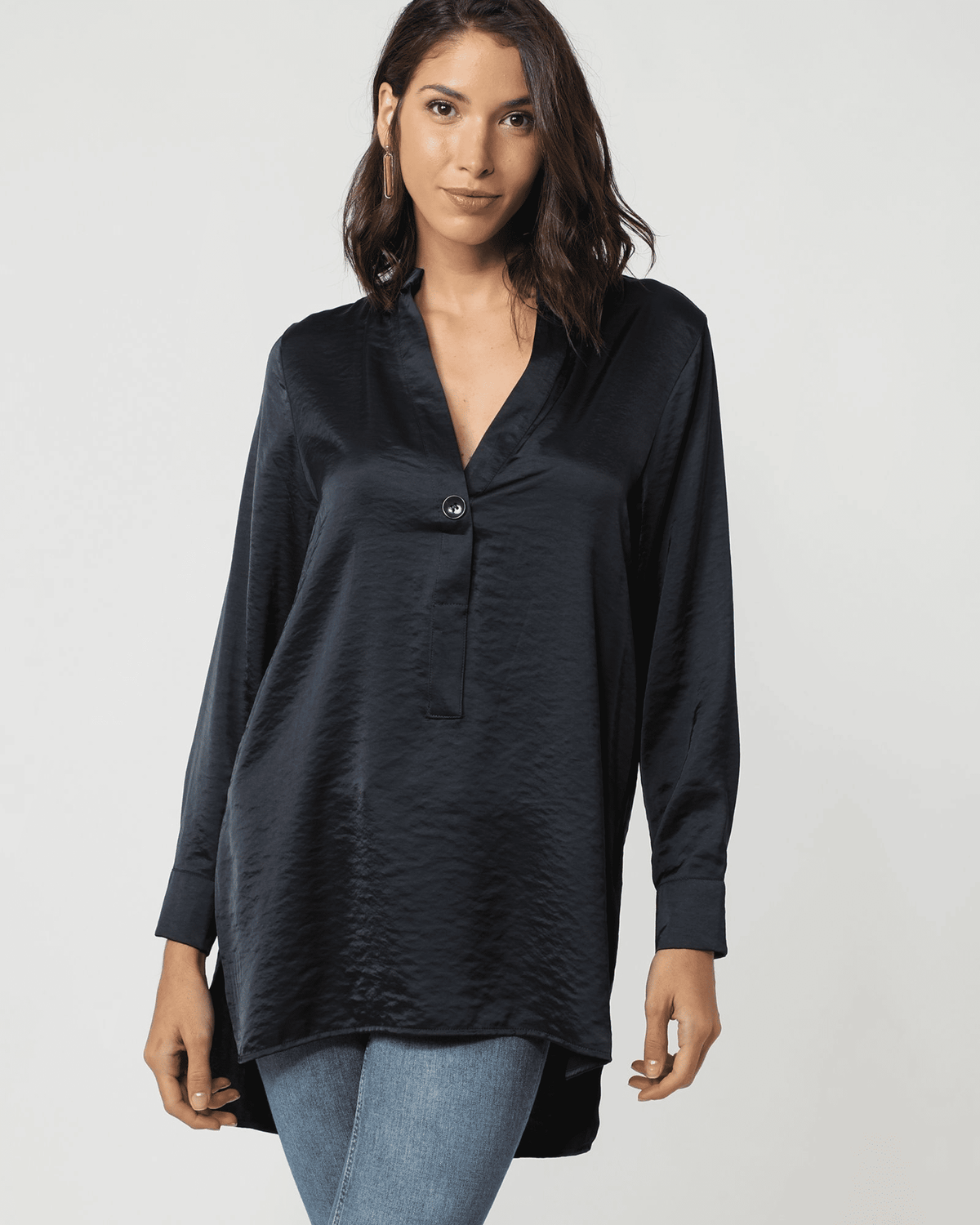 Blusa satinada negra mujer, camisa asimétrica fluida, manga larga, botón delantero, puños cerrados, cuello en pico, cómoda y elegante, talla 38 disponible, ideal outfits casuales y formales ✅Entrega 24/48h