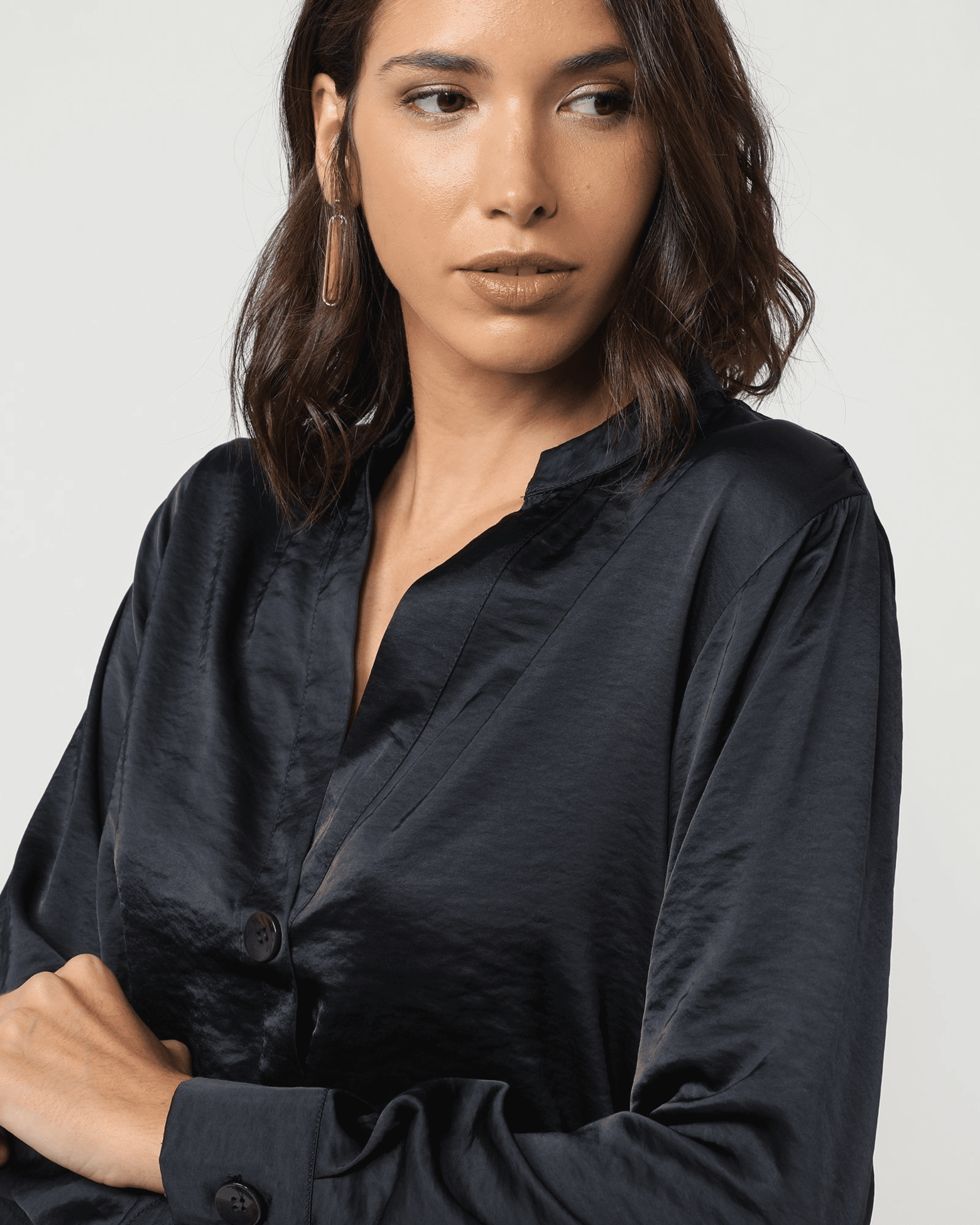 Blusa satinada negra mujer, camisa asimétrica fluida, manga larga, botón delantero, puños cerrados, cuello en pico, cómoda y elegante, talla 38 disponible, ideal outfits casuales y formales ✅Entrega 24/48h