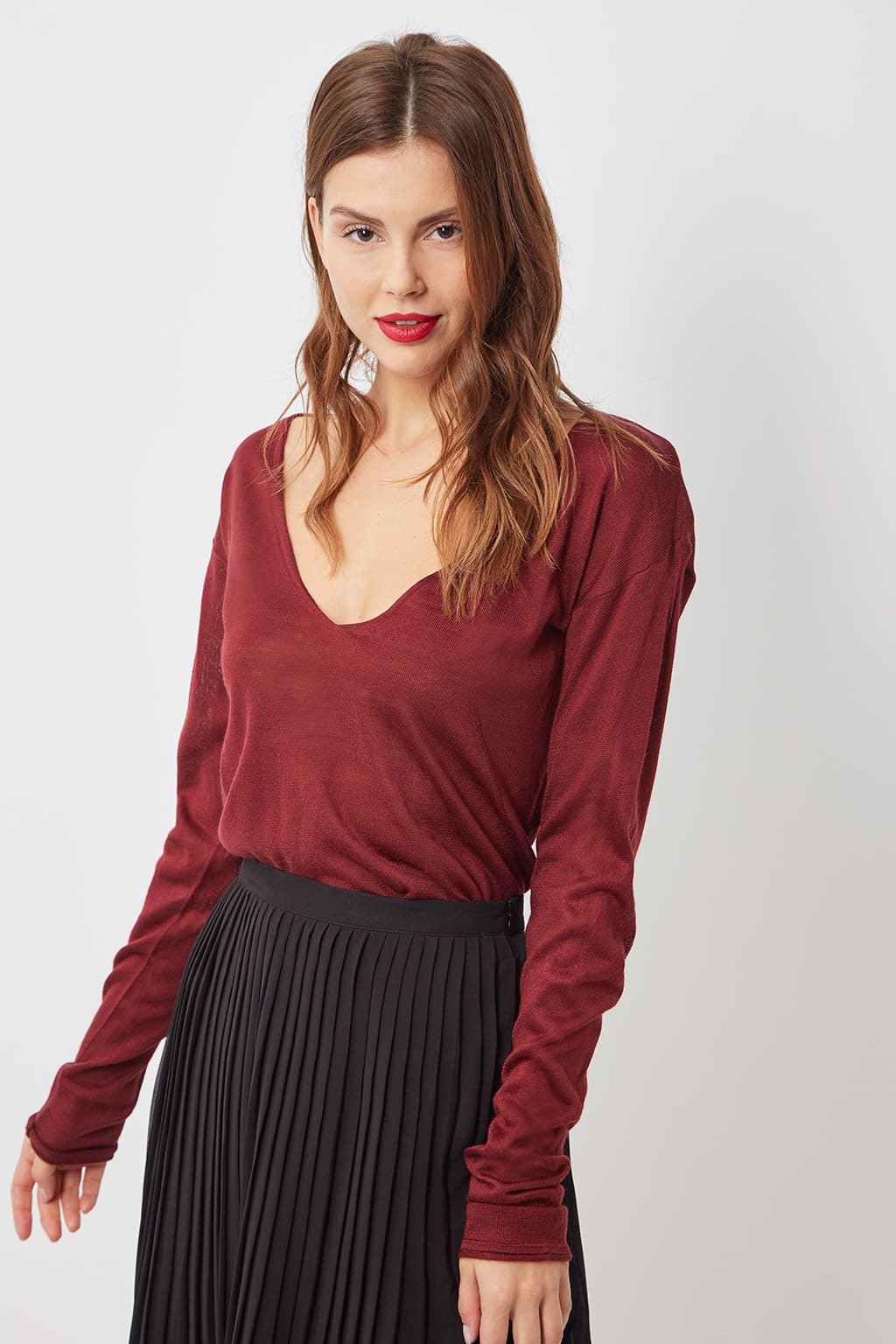 Blusa mujer manga larga cuello pico, top elegante, tejido ligero y suave, corte clásico, color burdeos, talla 38, estilo versátil, ideal oficina, reuniones o diario, fácil de combinar, cómoda y moderna ✅Entrega 24/48h
