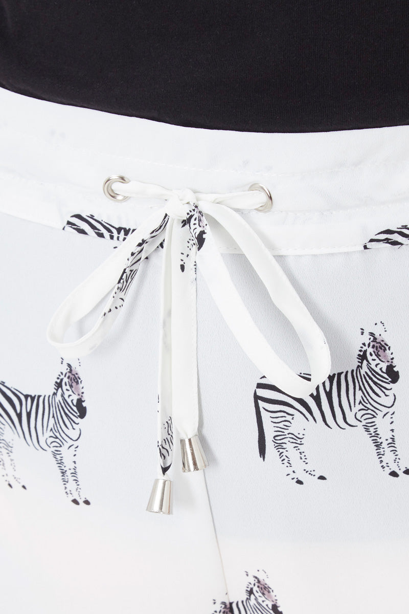 Shorts mujer blanco estampado cebra, diseño moderno, cintura ajustable, bajo negro contraste, espalda elástica, cómodo, versátil, ideal verano, talla 38, outfit casual cómodo y fresco, ✅Entrega 24/48h