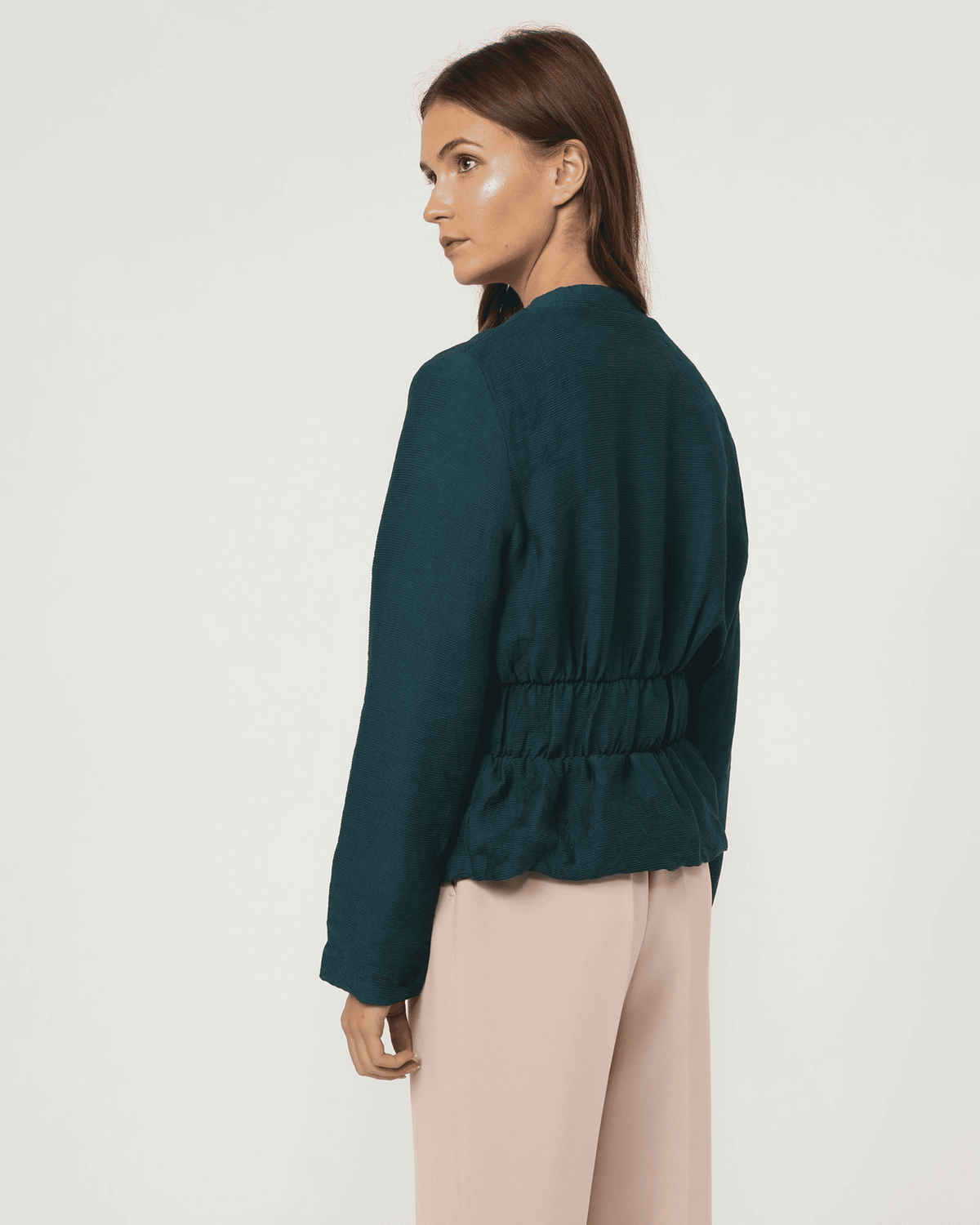 Chaqueta mujer corta elegante blazer jacket minimalista cierre cremallera tejido ligero tacto suave look casual urbano oficina verde oscuro talla 38 cómoda versátil combina jeans formales ✅Entrega 24/48h