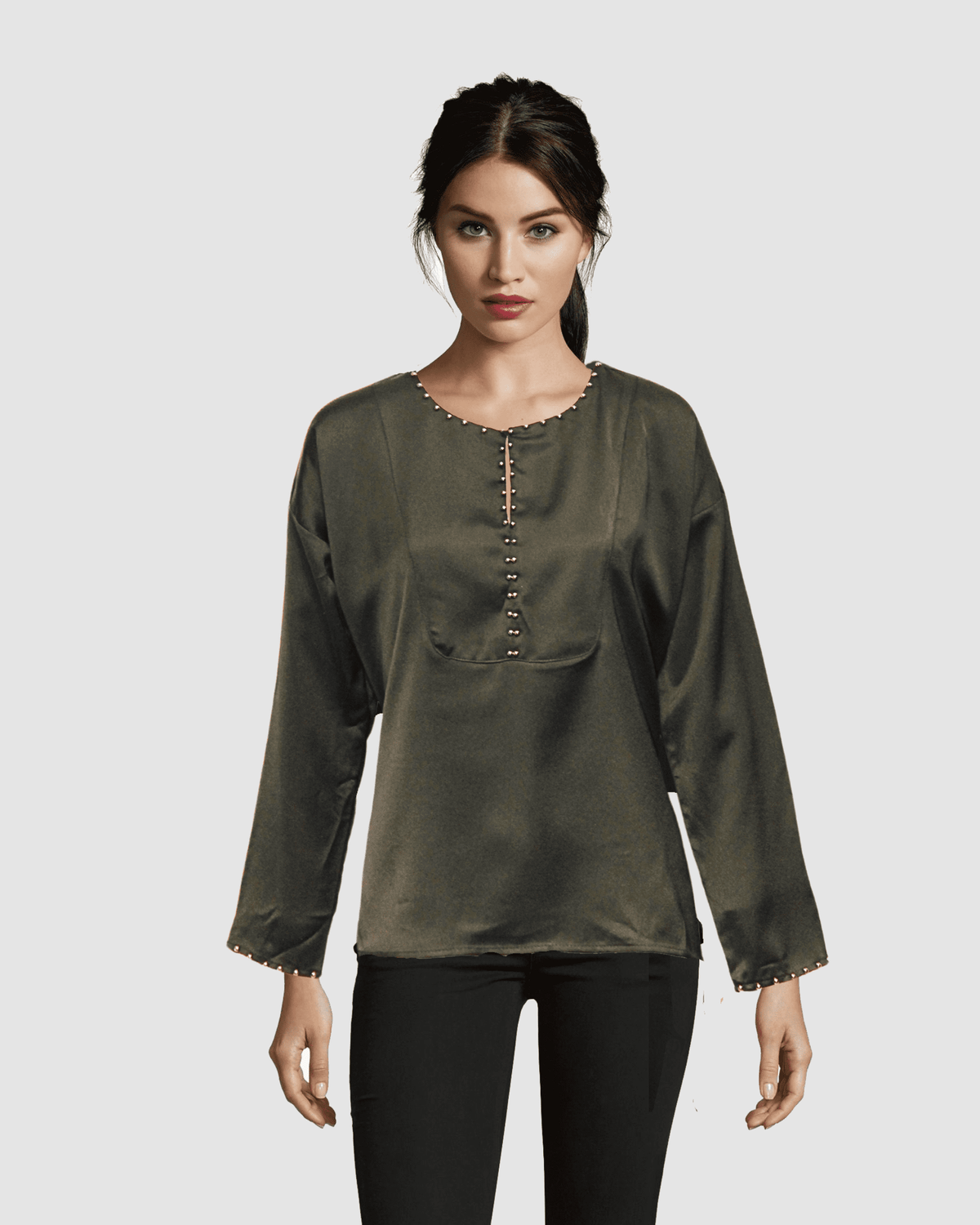 Blusa satinada mujer, camisa elegante satin verde oscuro, diseño liso, tachuelas decorativas cuello y puños, escote redondo, manga larga, talla 38, outfit versátil elegante ✅Entrega 24/48h