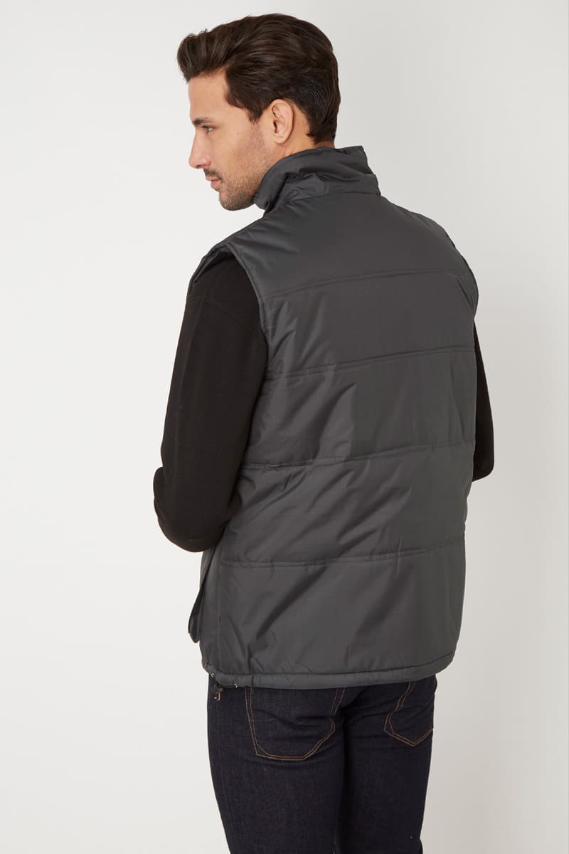 Chaleco acolchado impermeable hombre, vest acolchado ligero, diseño moderno, bolsillos delanteros cremallera, estilo urbano, color gris oscuro, talla M, abrigo cómodo, fácil combinar, look casual, ✅Entrega 24/48h