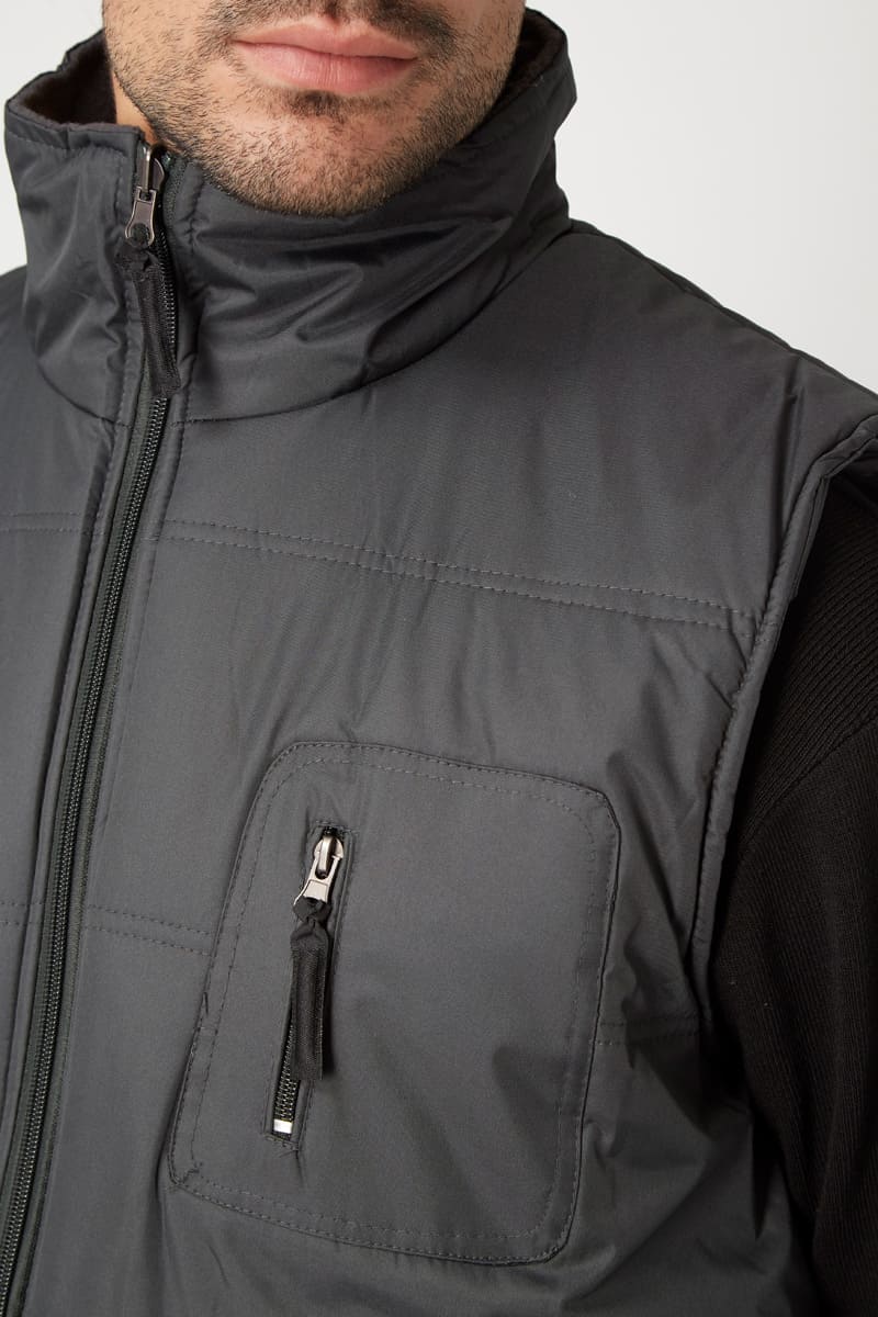 Chaleco acolchado impermeable hombre, vest acolchado ligero, diseño moderno, bolsillos delanteros cremallera, estilo urbano, color gris oscuro, talla M, abrigo cómodo, fácil combinar, look casual, ✅Entrega 24/48h