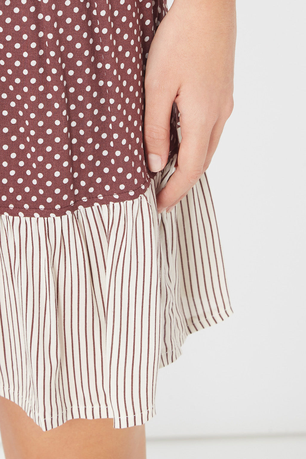 Falda corta mujer lunares, minifalda volantes rayas, diseño moderno fresco, tejido ligero, estilo casual chic, color burdeos, talla L, cómoda femenina versátil, look diario elegante, ✅Entrega 24/48h