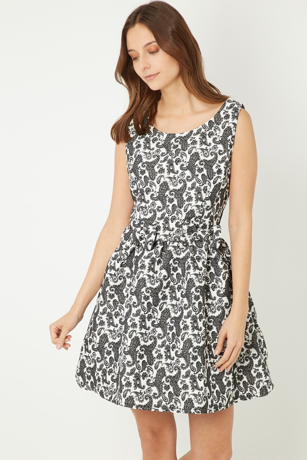 Vestido corto mujer, dress, outfit, estampado paisley, lazos laterales, tirantes anchos, forro interior, bajo con volante, corte evasé, viscosa, estilo casual elegante, colores negro blanco, talla M ✅Entrega 24/48h
