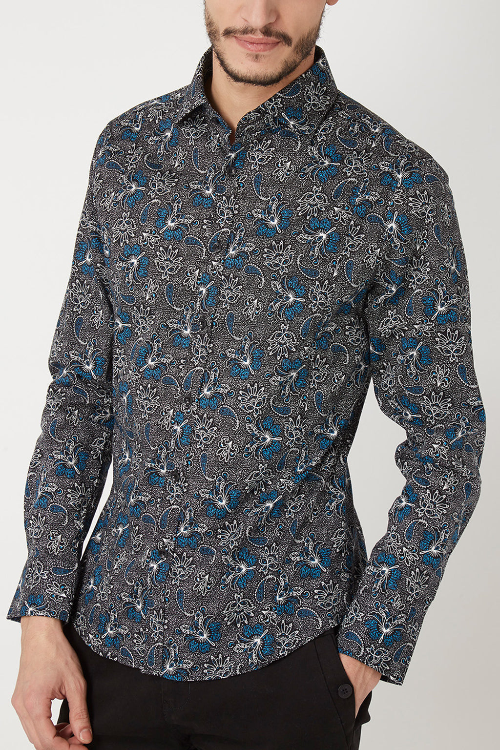 Camisa slim fit hombre, shirt estampado floral, manga larga, cierre botones, cuello abierto, estilo moderno, cómoda y versátil, disponible talla L, color verde y negro, ideal outfits urbanos o formales ✅Entrega 24/48h