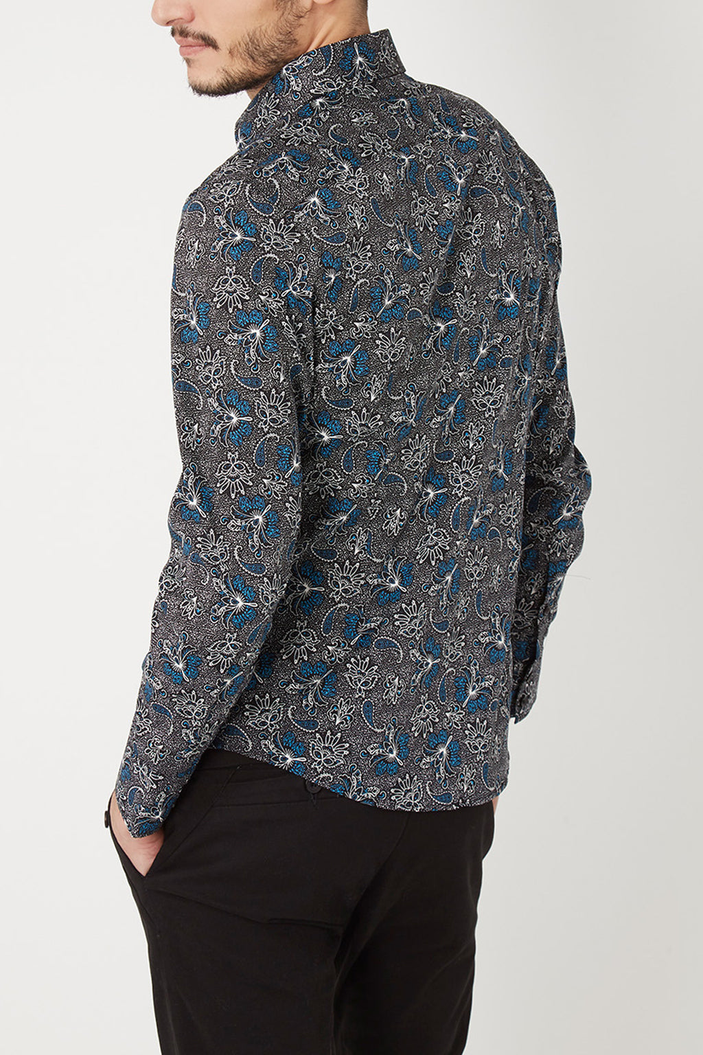 Camisa slim fit hombre, shirt estampado floral, manga larga, cierre botones, cuello abierto, estilo moderno, cómoda y versátil, disponible talla L, color verde y negro, ideal outfits urbanos o formales ✅Entrega 24/48h