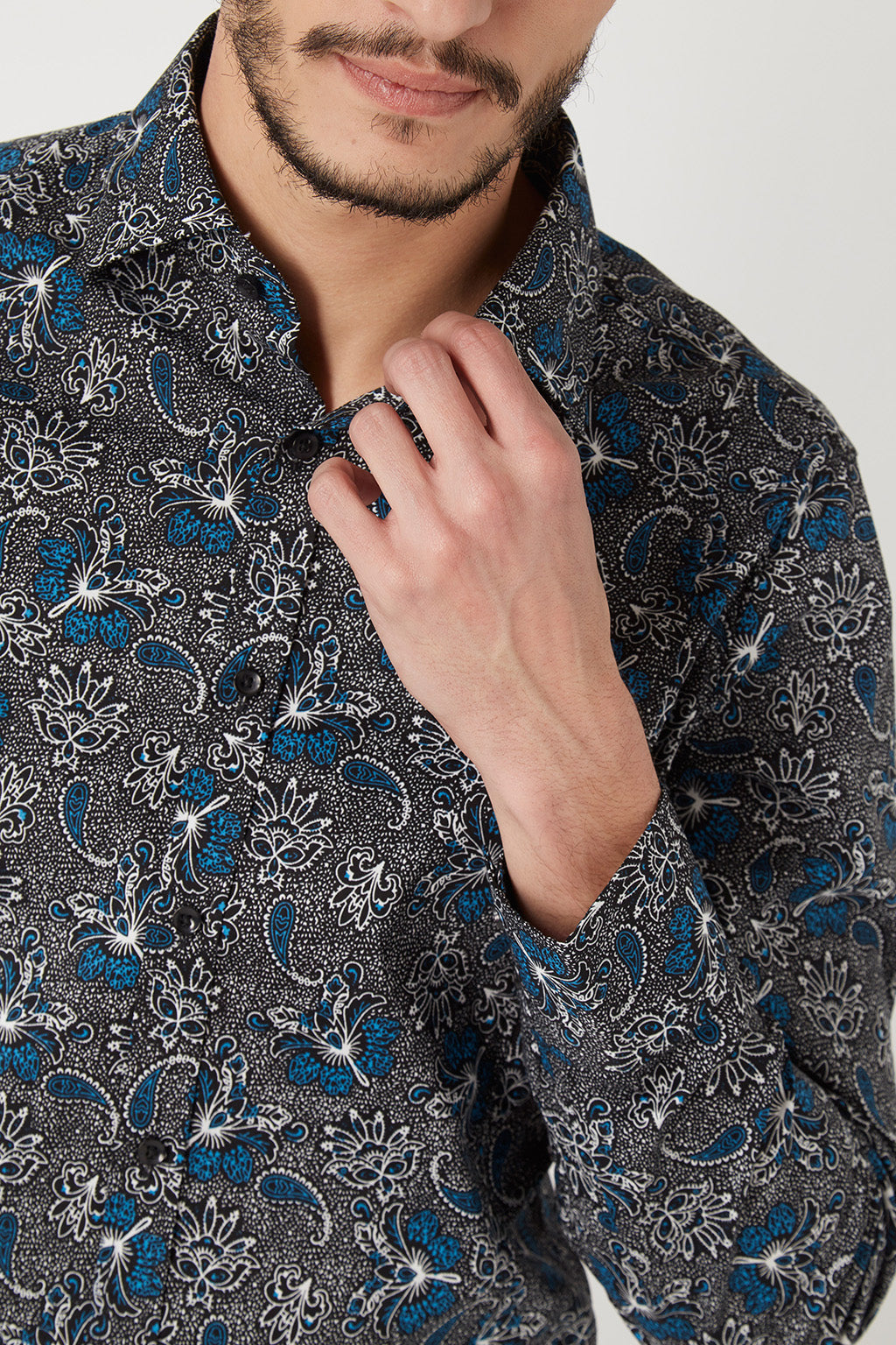 Camisa slim fit hombre, shirt estampado floral, manga larga, cierre botones, cuello abierto, estilo moderno, cómoda y versátil, disponible talla L, color verde y negro, ideal outfits urbanos o formales ✅Entrega 24/48h