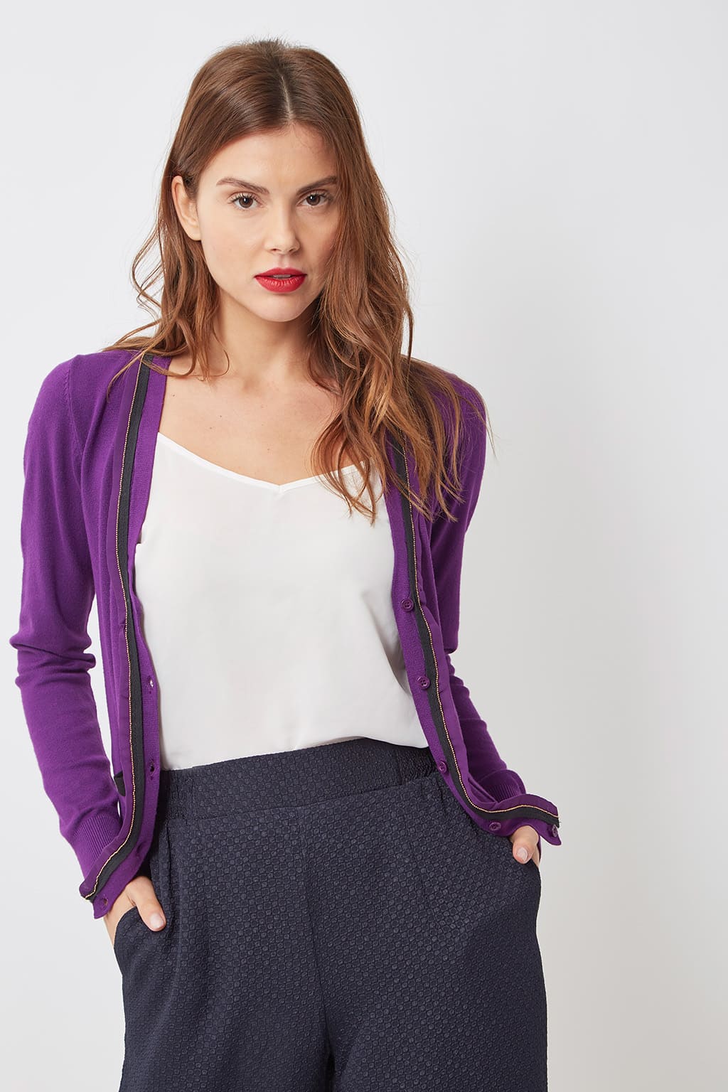 Cardigan femenino, chaqueta punto, cárdigan morado, manga larga, cuello pico, ribetes en contraste, bolsillos frontales, cierre botones, tejido suave, talla L, look elegante casual, ideal entretiempo, cómodo, versátil ✅Entrega 24/48h