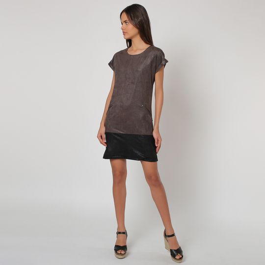 Vestido recto corto bicolor, outfit elegante, dos bolsillos laterales, manga corta, modelo Anany OM9020, tallaje 36, estilo moderno, cómodo y versátil, marrón y negro, ✅Entrega 24/48h