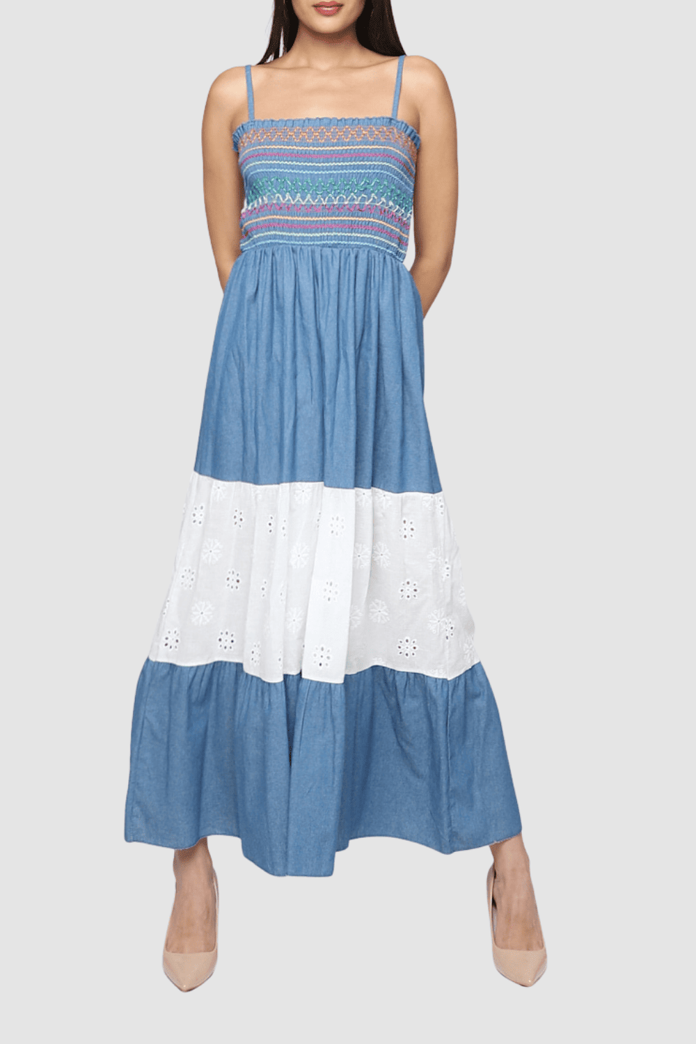 Vestido largo boho de mujer con bordado colorido y diseño patchwork en denim azul y blanco