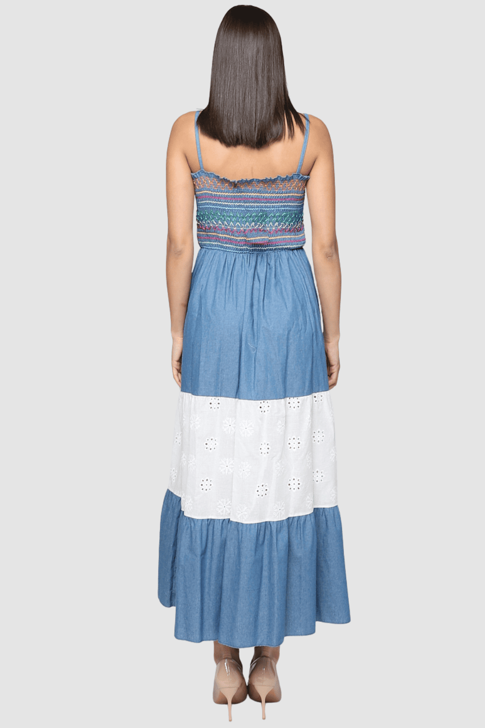 Vestido largo boho de mujer con bordado colorido y diseño patchwork en denim azul y blanco