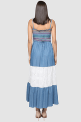 Vestido largo boho de mujer con bordado colorido y diseño patchwork en denim azul y blanco