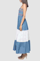 Vestido largo boho de mujer con bordado colorido y diseño patchwork en denim azul y blanco