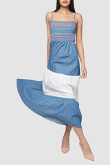 Vestido largo boho de mujer con bordado colorido y diseño patchwork en denim azul y blanco