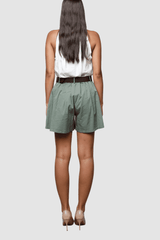 Pantalón bermuda con pinzas