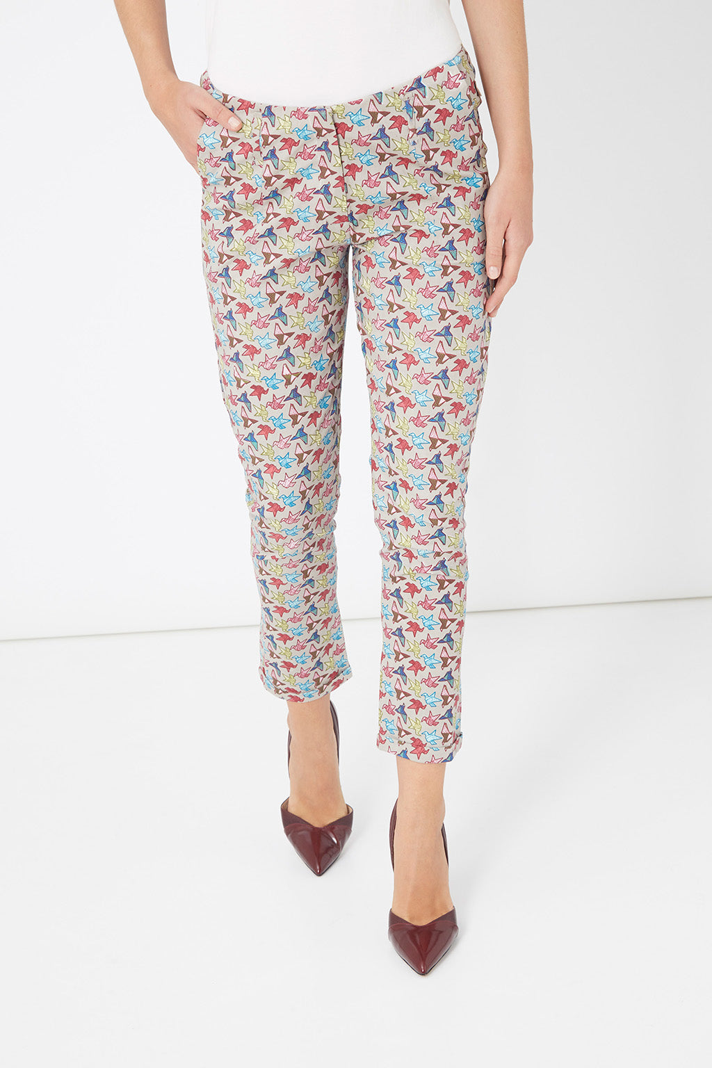 Pantalón recto mujer, tejido fluido, estampado colorido, bolsillos funcionales, cierre botón, cintura elástica, estilo casual cómodo, modelo en talla L, ideal primavera verano, look versátil multicolor ✅Entrega 24/48h