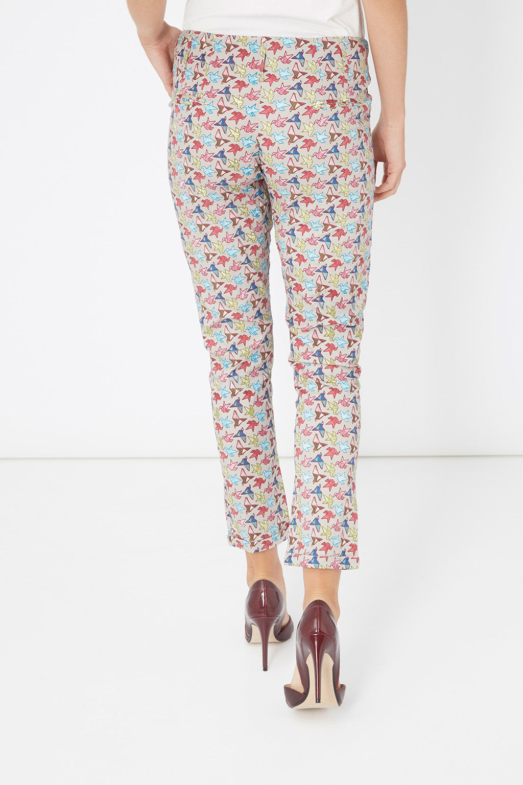 Pantalón recto mujer, tejido fluido, estampado colorido, bolsillos funcionales, cierre botón, cintura elástica, estilo casual cómodo, modelo en talla L, ideal primavera verano, look versátil multicolor ✅Entrega 24/48h
